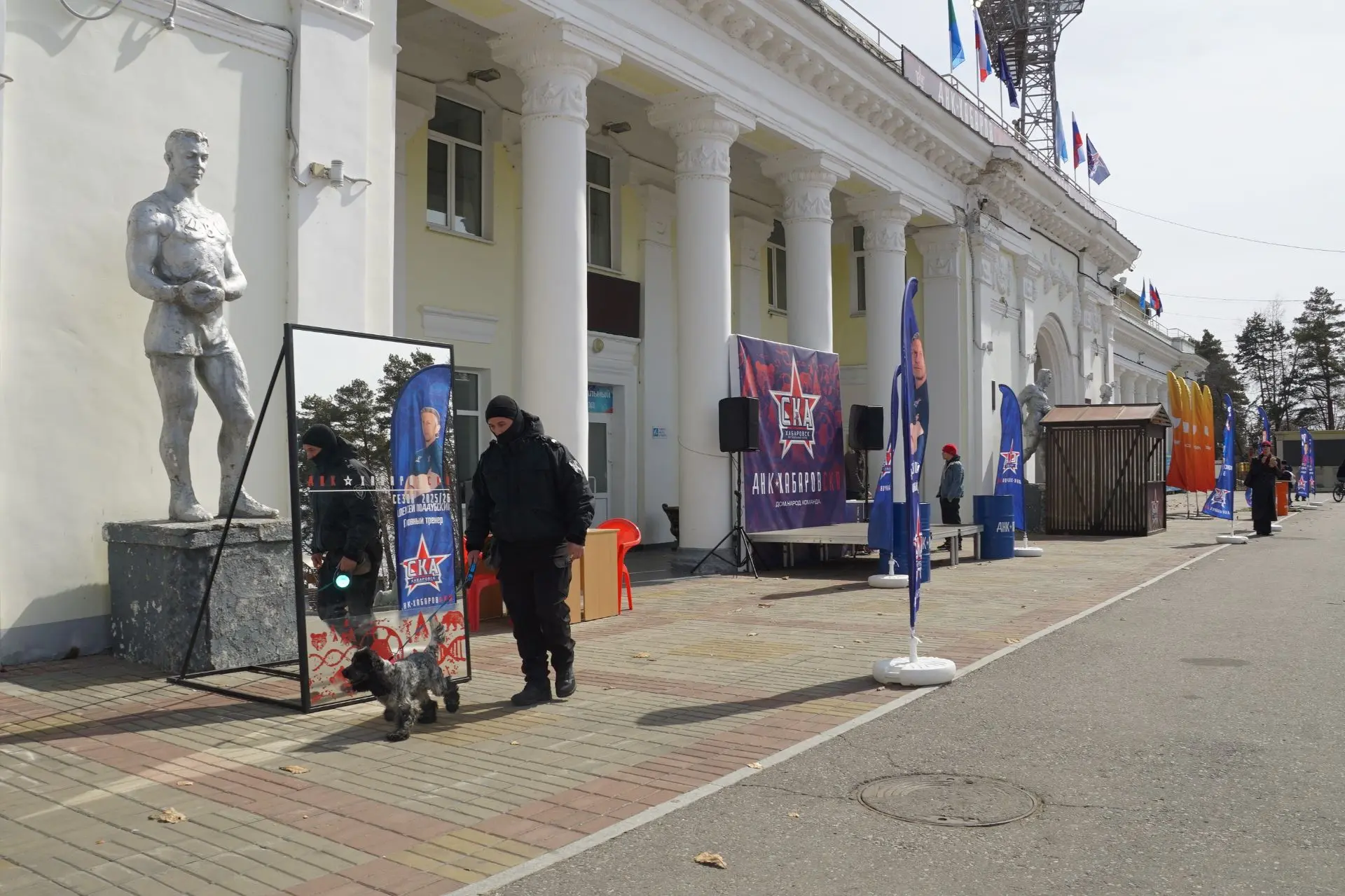 Росгвардейцы обеспечили безопасность в период проведения футбольного матча в Хабаровске   🔻Сотрудник
