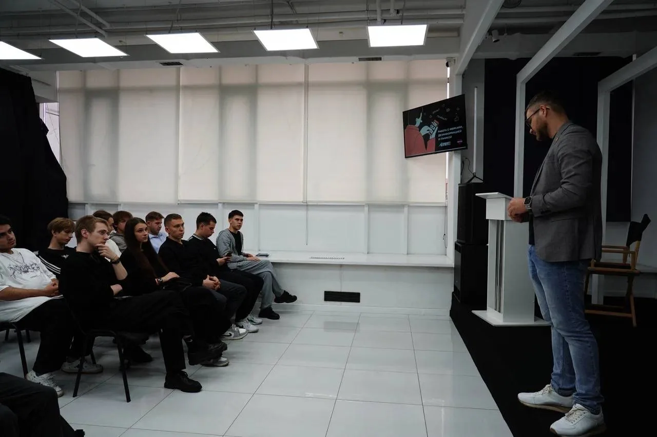 💪🏻 Продолжаем говорить о борьбе с фейками  На площадке Молодежного пространства Москвы прошла лекция
