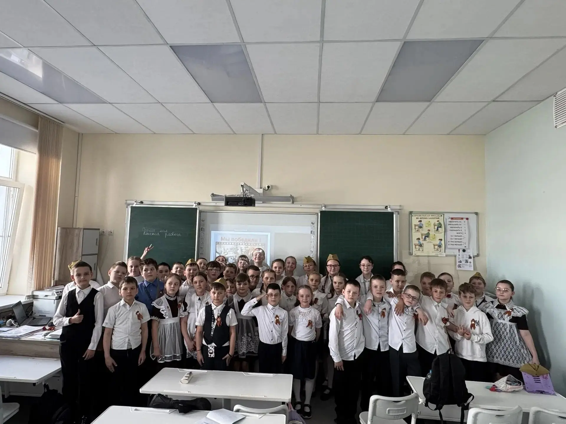 В преддверии Дня Победы ученики 3 «Б» и 3 «В» классов приняли участие в викторине «Парад Победы».   