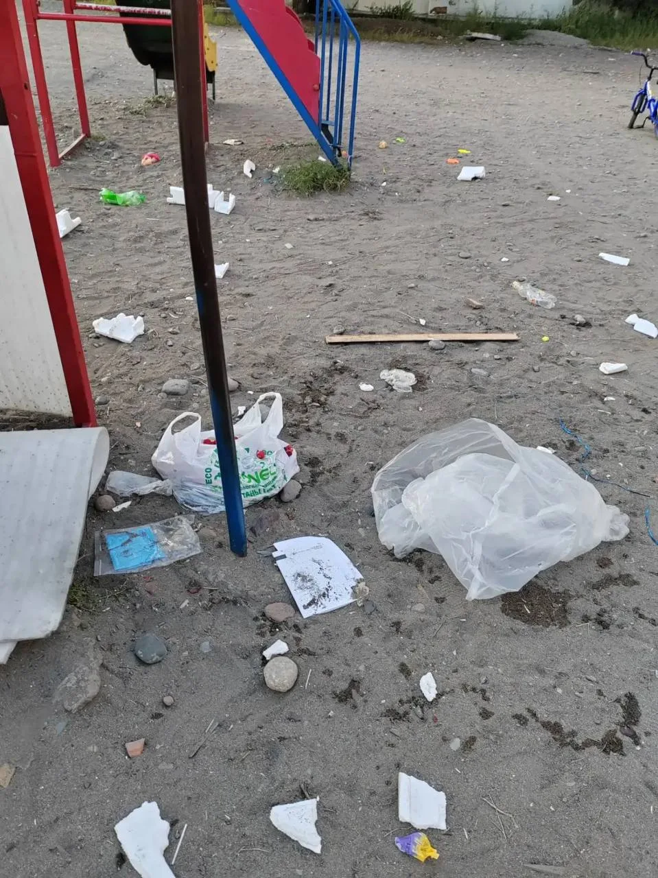 😡 Жители дома на Бай-Хаакской жалуются на состояние двора