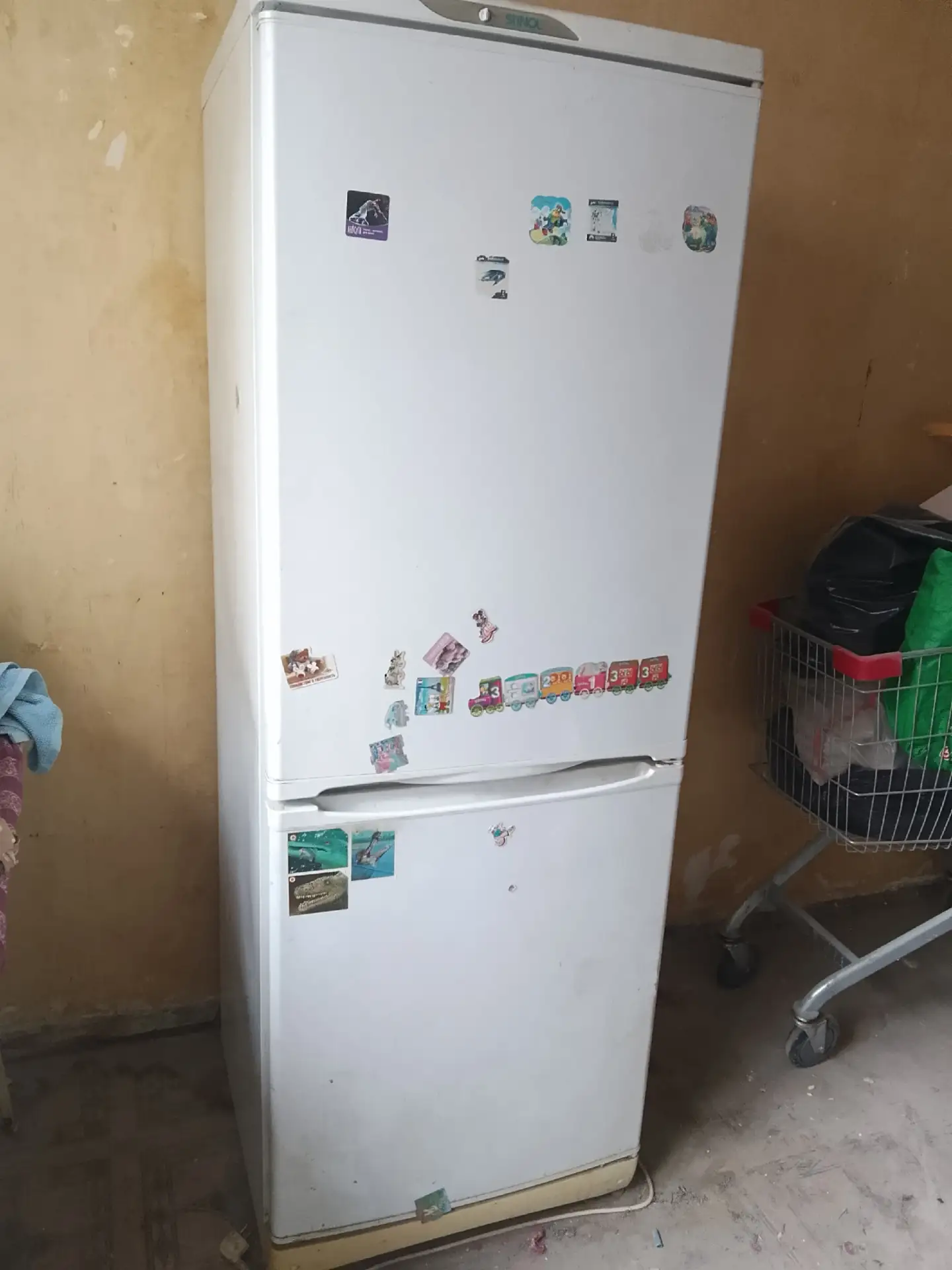 Отдам холодильник (не работает) на запчасти и входную дверь. Самовывоз. Максима Горьког...