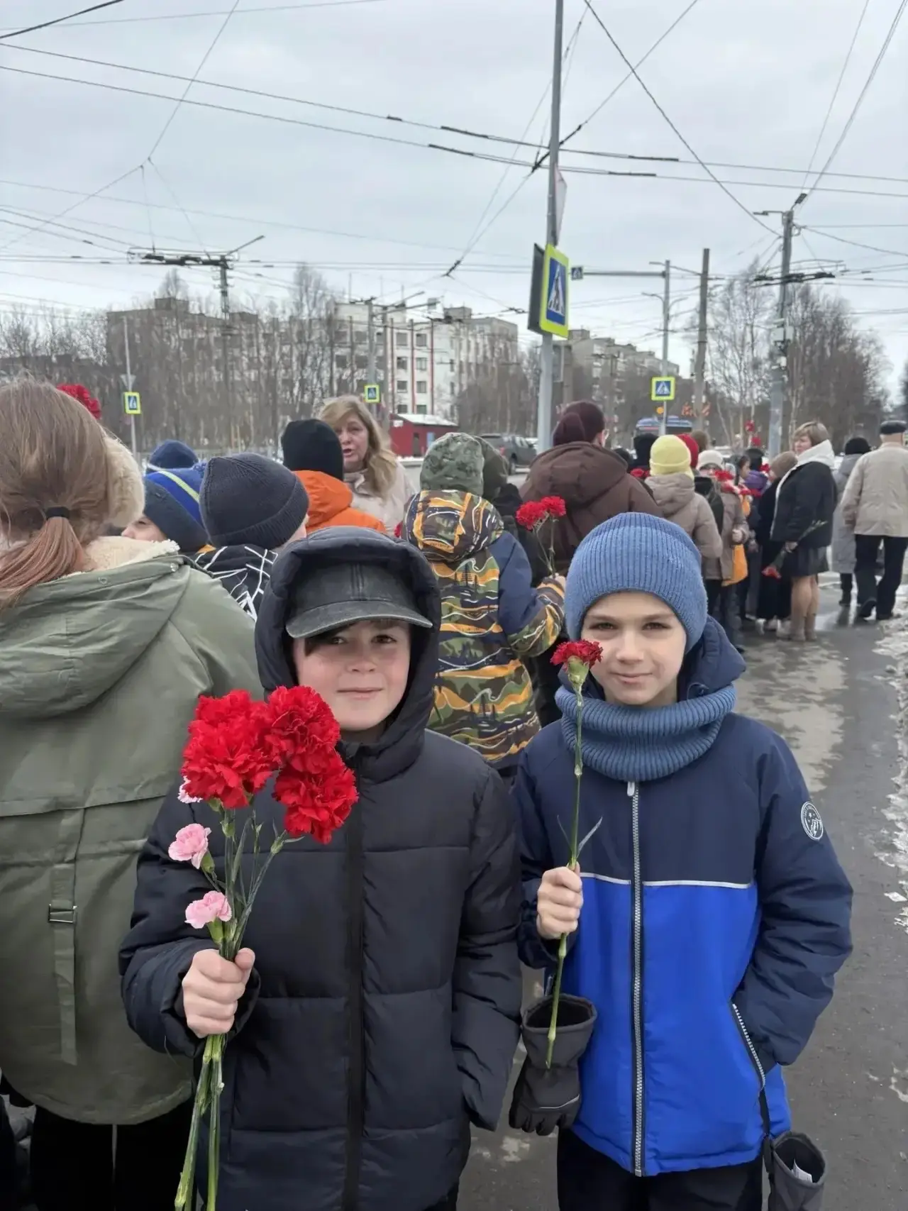 🎖 В рамках Всероссийской акции «Цветы солдату» ученики третьих классов нашей школы вместе с классным
