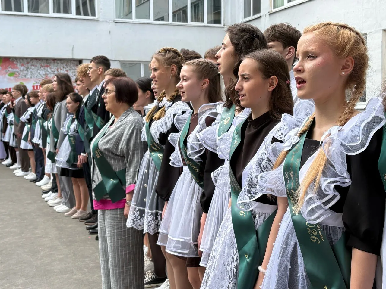 "Все зависит от нас самих!" - такими словами закончилось путешествие на машине времени наших выпускн