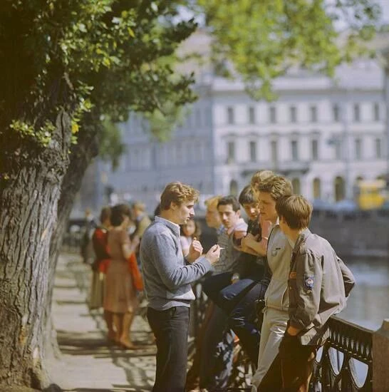 Студенты на прогулке по набережной Мойки, Ленинград, 1984 год.