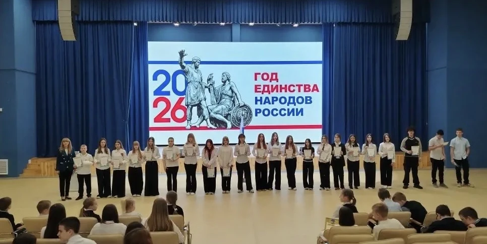 📚 Начинаем новую учебную неделю! Традиционно звучит гимн России, мы поднимаем флаг нашей великой мно