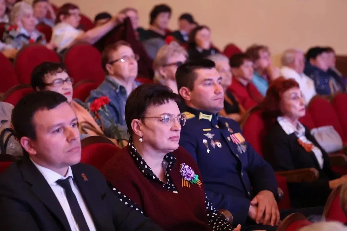 В Астрахани для ветеранов Великой Отечественной войны прошёл праздничный концерт «Песни нашей Победы