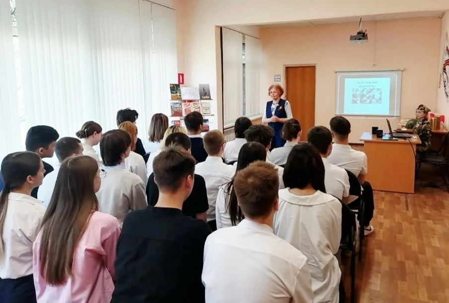 Сегодня в МОУ "Гимназия"  библиотекарь Чередниченко Н.Г. провела  библиотечный урок "Михаил Савицкий