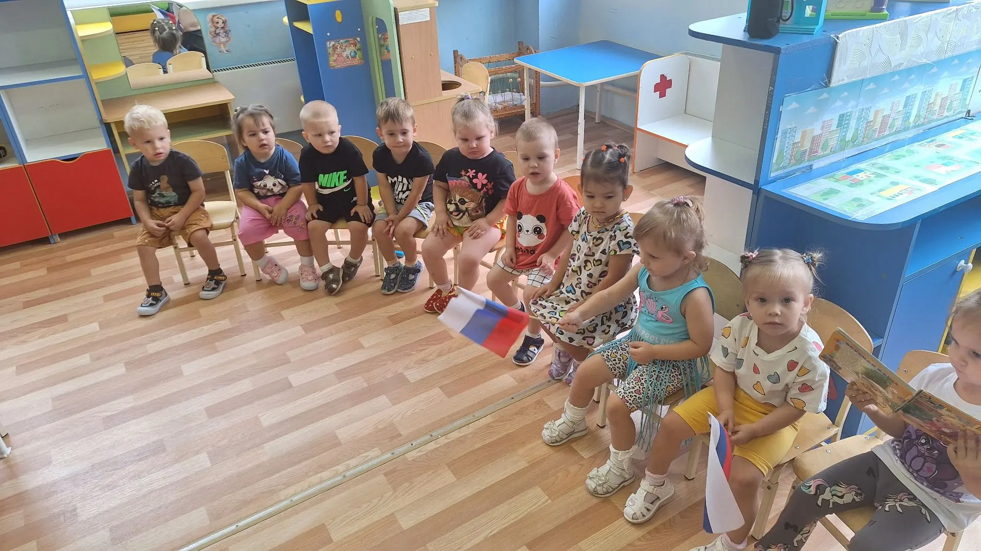 🎉 День Государственного флага Российской Федерации в первой младшей группе! 🎉