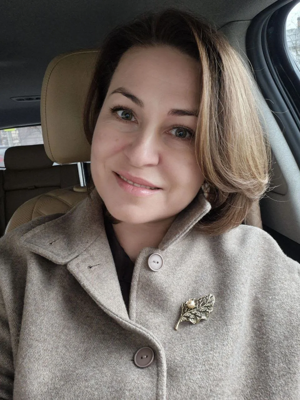 Меня зовут Надежда Абрамова, я стилист по цвету, форме и линиям тела 😀