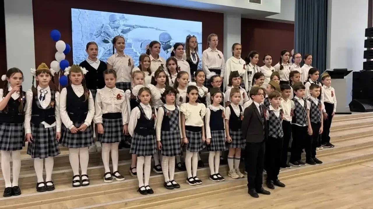 Сегодня, 7 мая 2026 года, в МАОУ «Школа 10» состоялся яркий и трогательный концерт, посвященный Дню 
