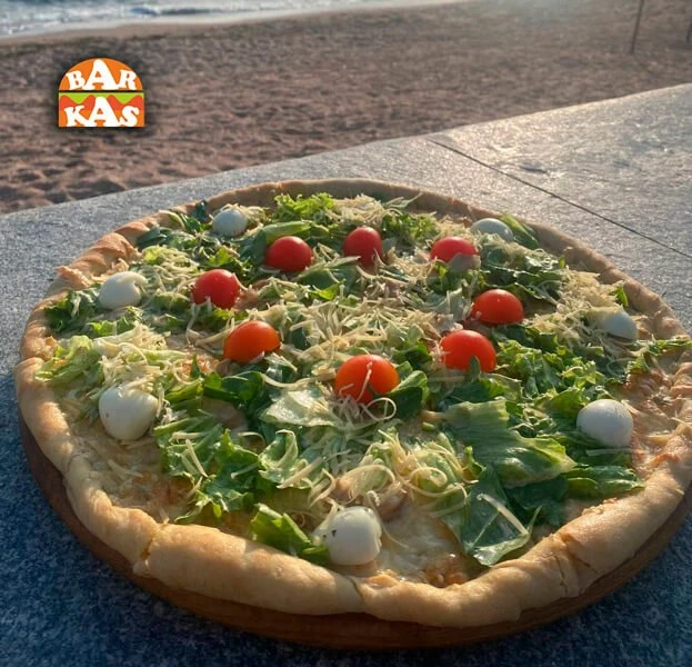 🍕 Новая классика: пицца «Цезарь» в «Баркас»