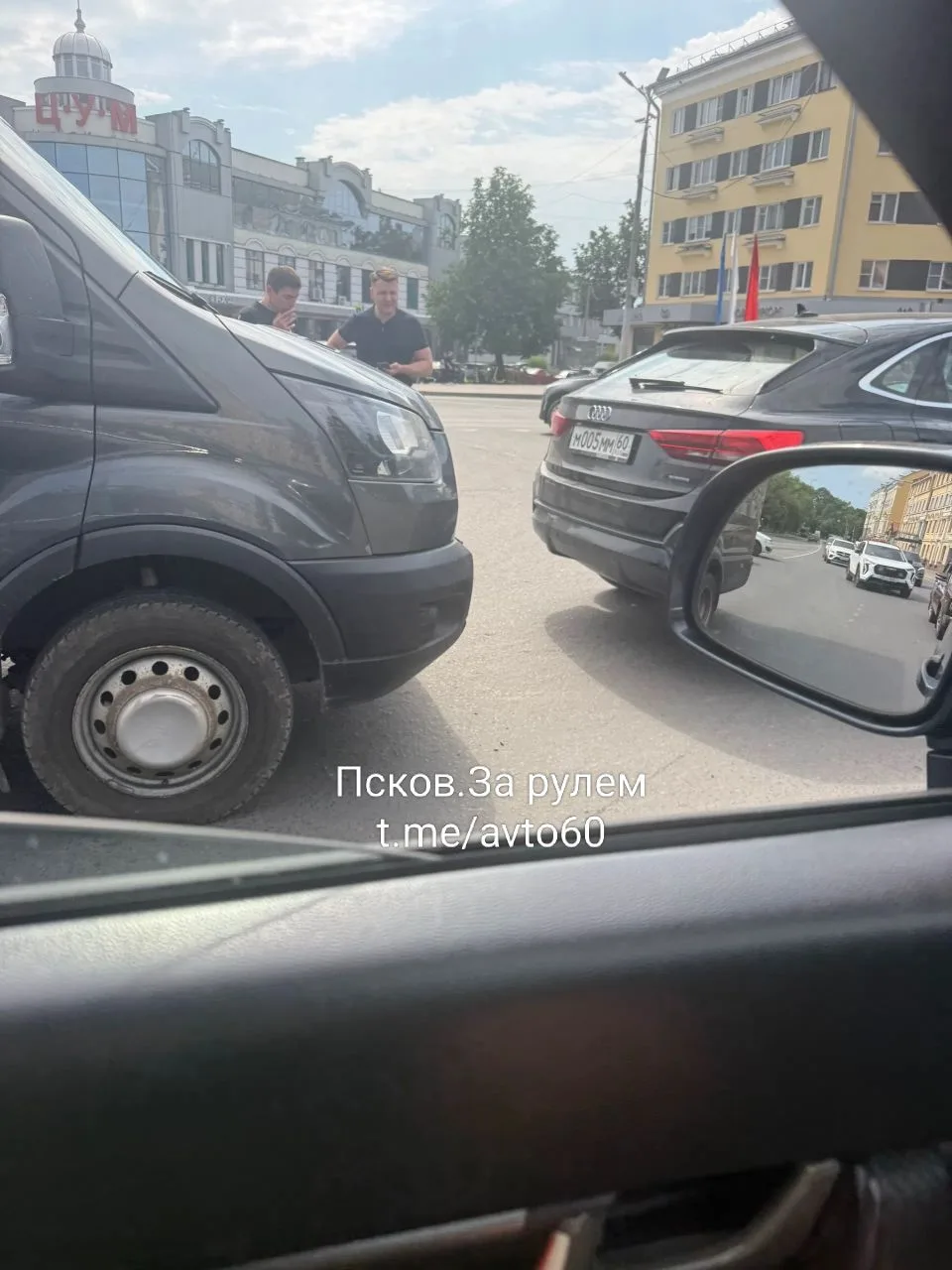 На Октябрьской площади ДТП у круга