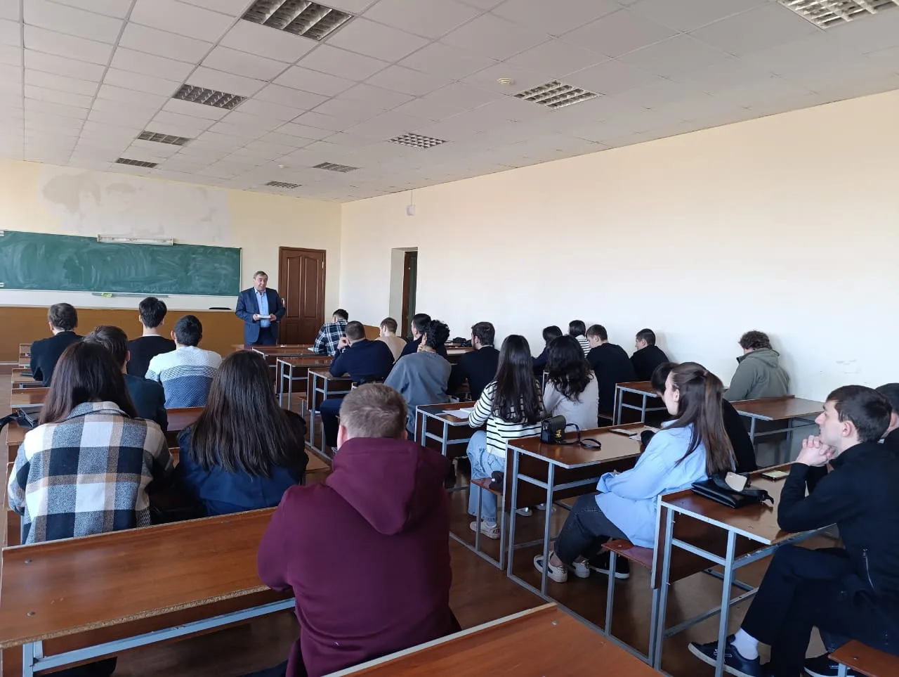 🇷🇺 2⃣ 0⃣  лет на страже национальной безопасности  🏫 На юридическом факультете СКГМИ прошел круглый 