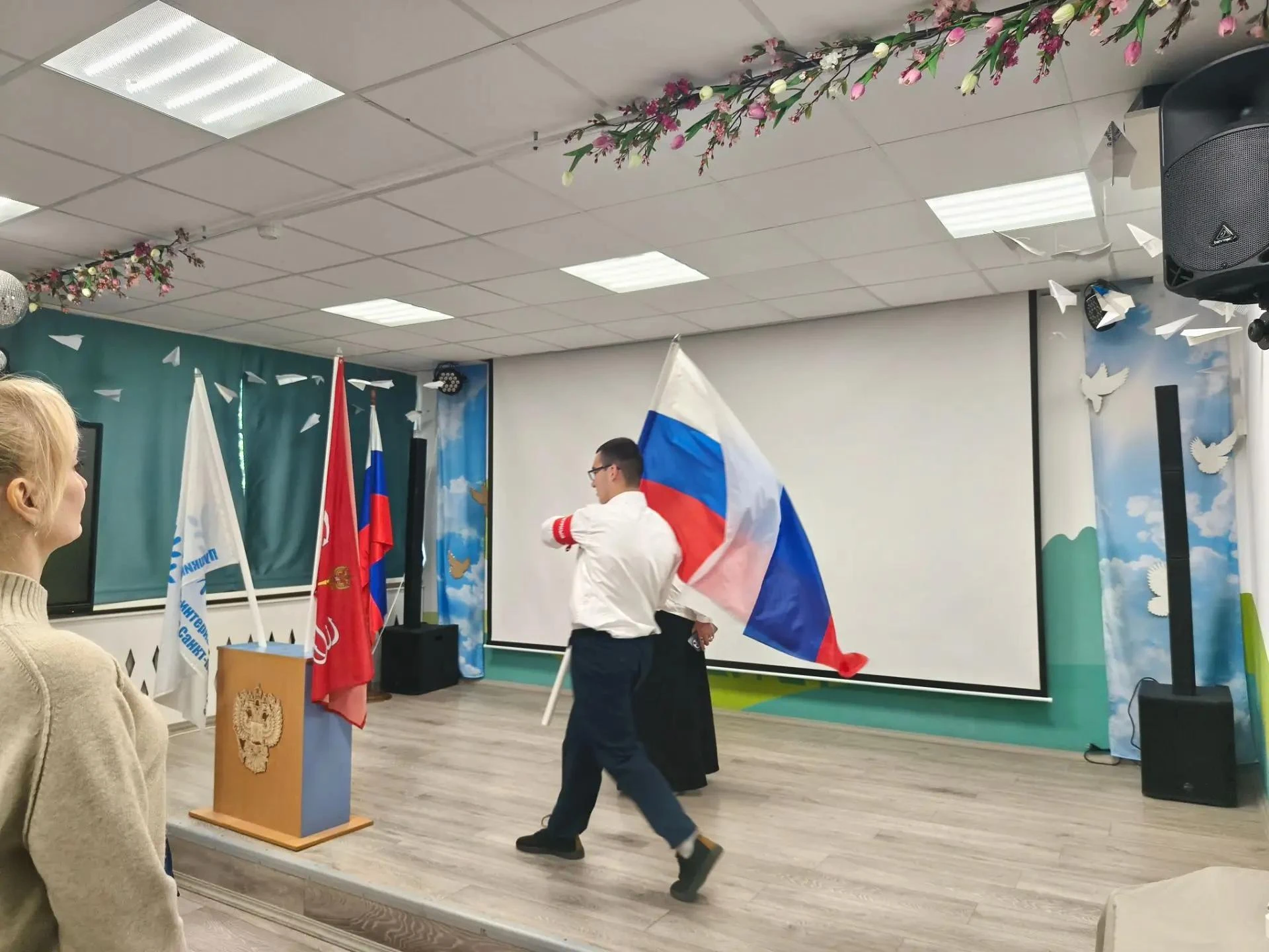 Традиционная церемония выноса флага Российской Федерации