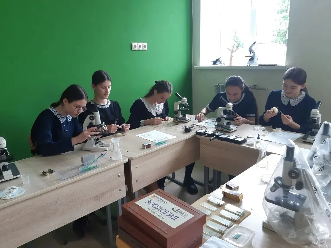 🌿🔬 Погружение в мир растительной клетки: лабораторная работа в 9 "А"! 🔬🌿

Делимся интересными мо