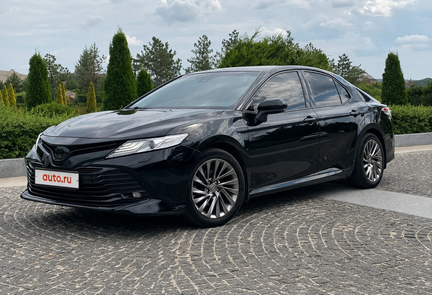Toyota Camry 2018 с бензиновым двигателем 2.5 и автоматической коробкой передач. Передний привод, пр