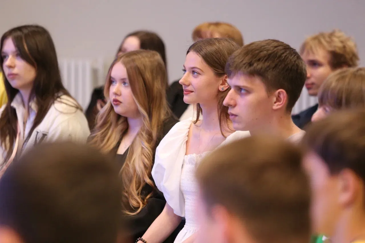 Встретился с победителями регионального этапа чемпионата «Профессионалы». 
В зале собрались школьник