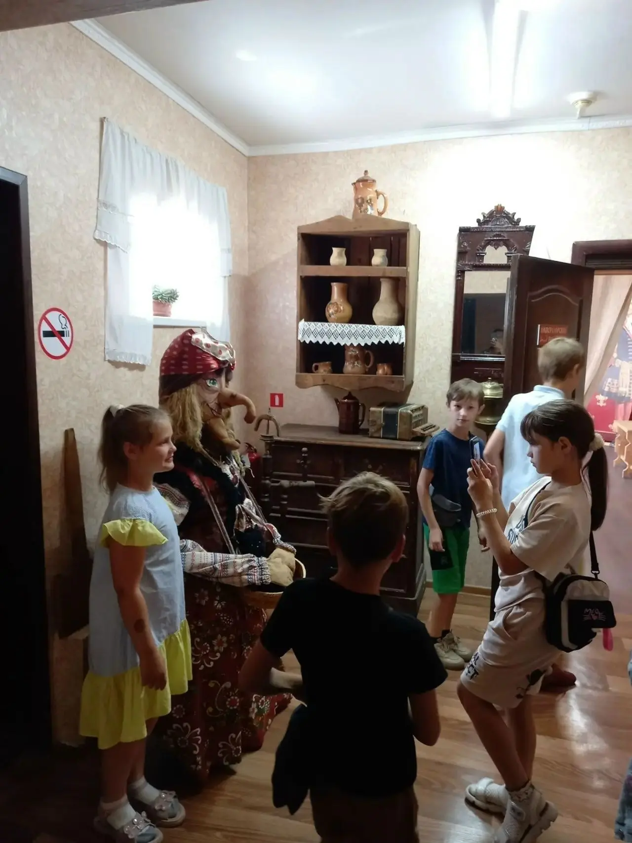 Центр развития народных промыслов и краеведения посетили школьники из Данкова. Ребята п...