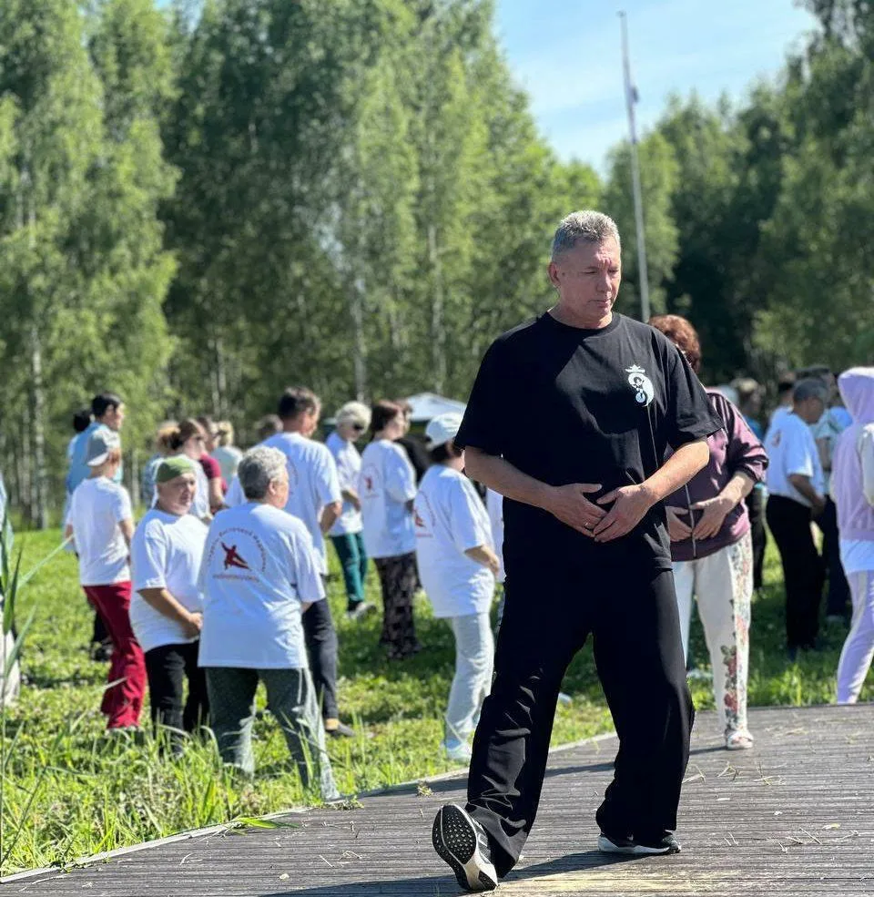 Тапочки ждали у кровати, но Марина не спешила опускать в них ноги. 

Сначала садилась, проводила лад