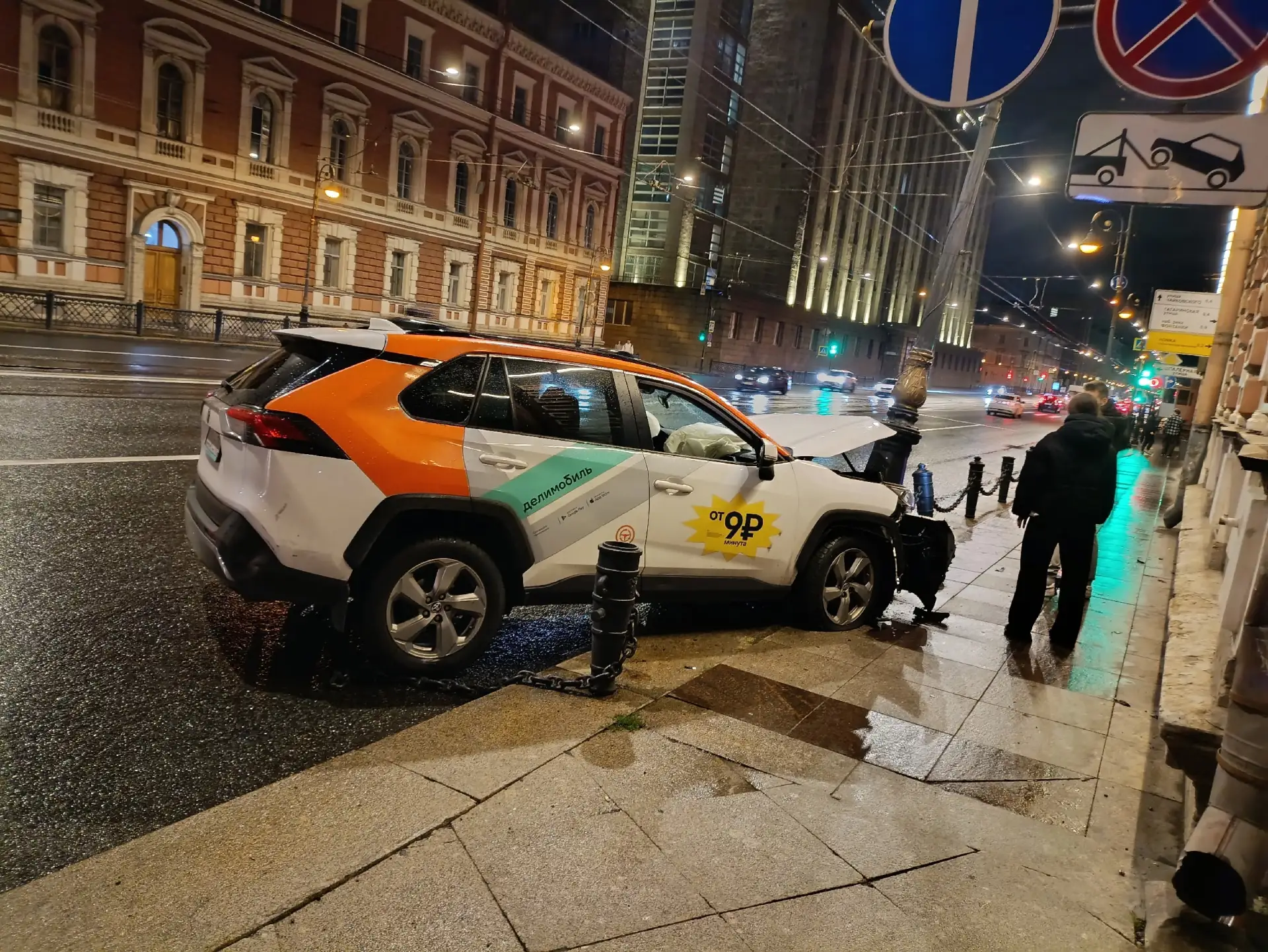 Каршеринг решил настроить угол освещения фонаря у литейного моста.