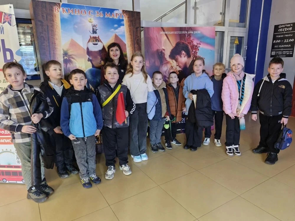 ➡ КАНИКУЛЫ С ПОЛЬЗОЙ  💫 Ученики 2 "Б" и 4 "Б" музыкальных классов посетили кинотеатр "Современник", 