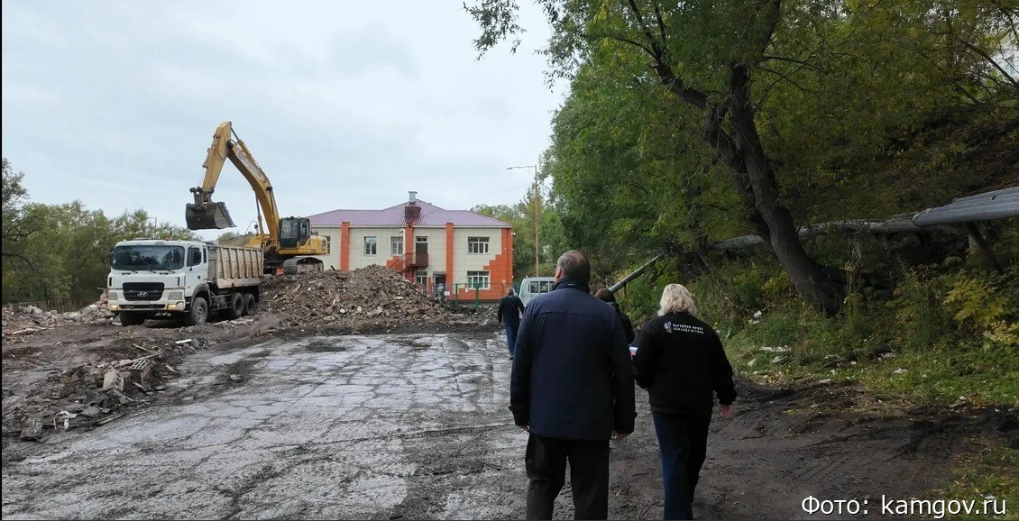 В Петропавловске снос аварийного дома обернулся свалкой мусора