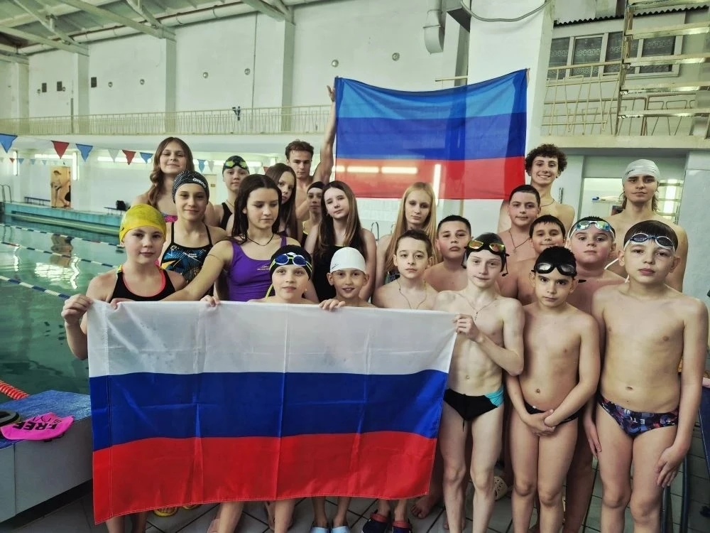 В честь приближающегося Дня Луганской Народной Республики в бассейне АСШ#2  прошел яркий и энергичны