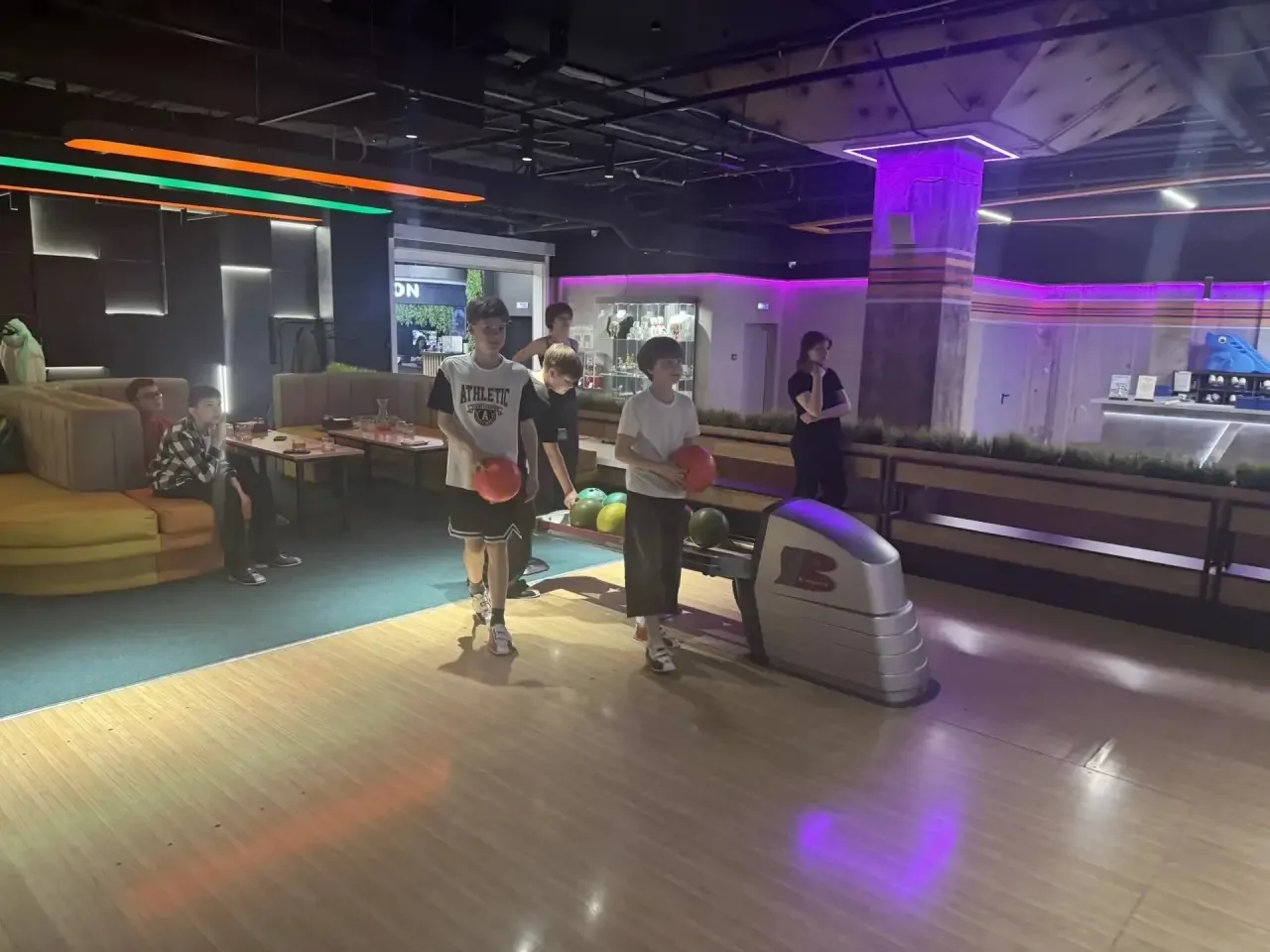 Нескучные каникулы!  🎳Ученики 6Г класса проводят свои каникулы с пользой и удовольствием! Вчера ребя