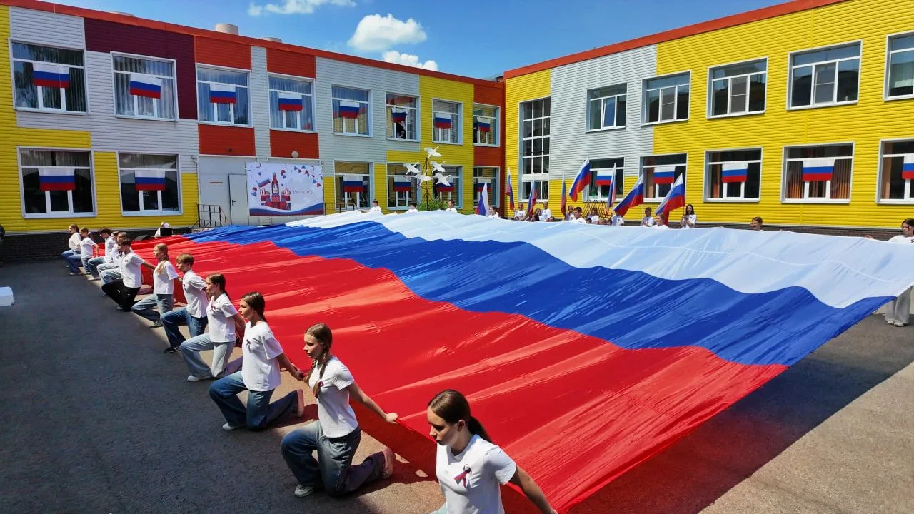 Увлекательное путешествие, праздничный концерт, вручение паспортов и жилищных сертификатов молодым с