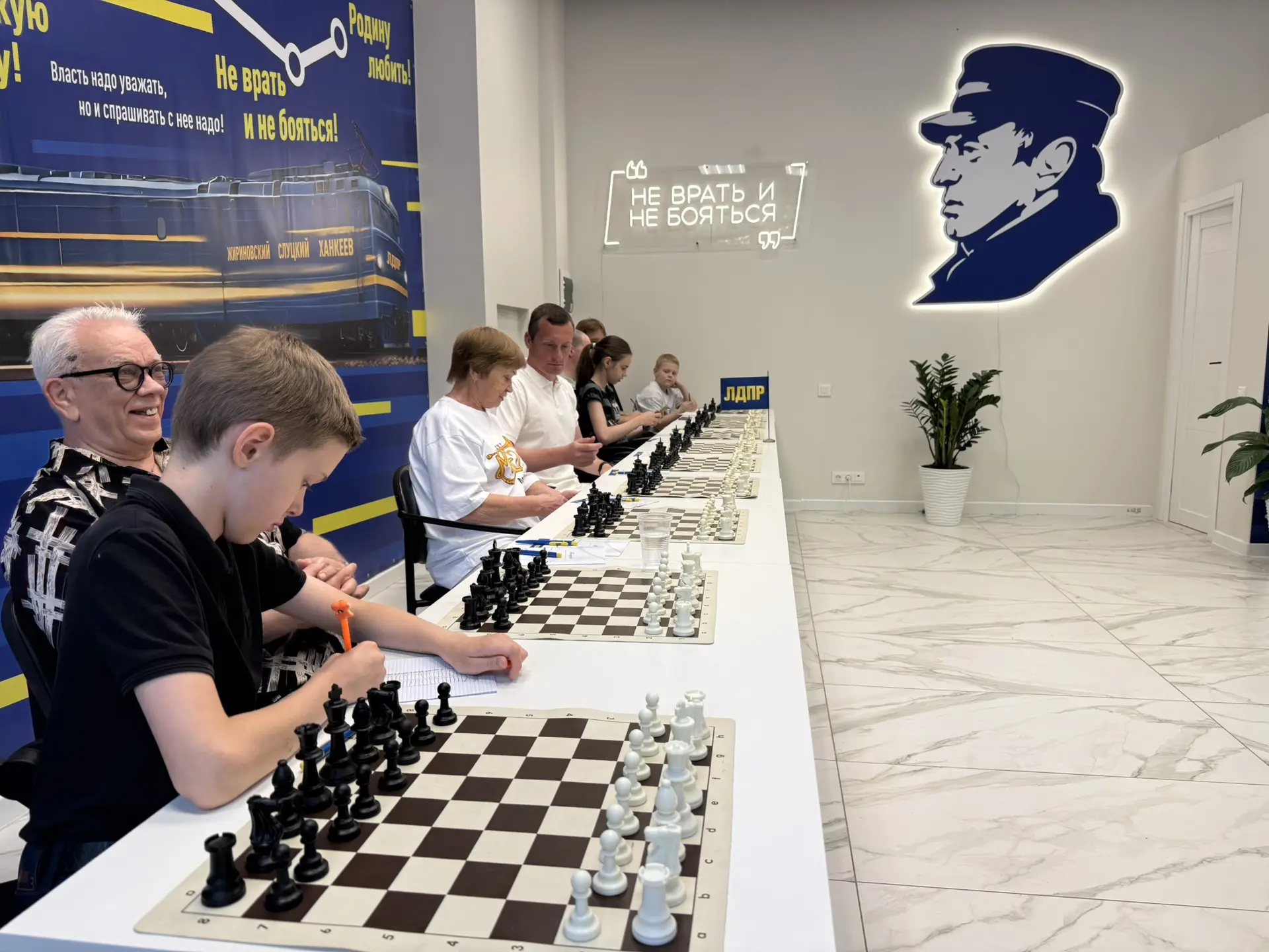 Международный мастер Дольган Нюдлеев против десяти игроков