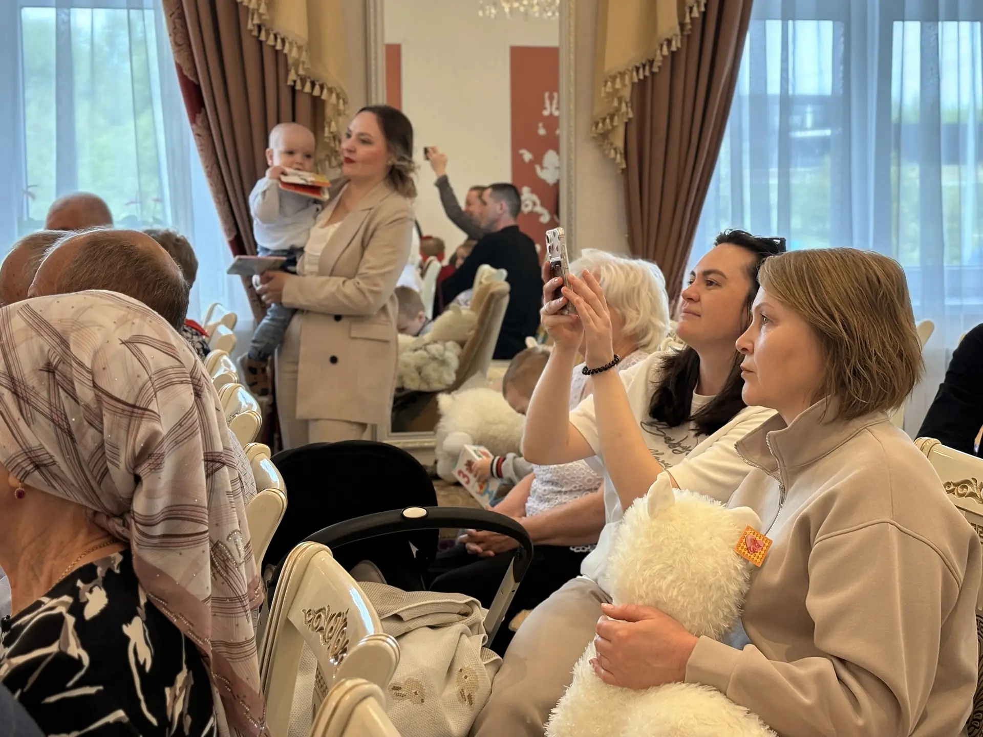 С праздником, дорогие семьи! Сегодня в лаишевском ЗАГСе чествовали тех, кто знает цену любви, вернос