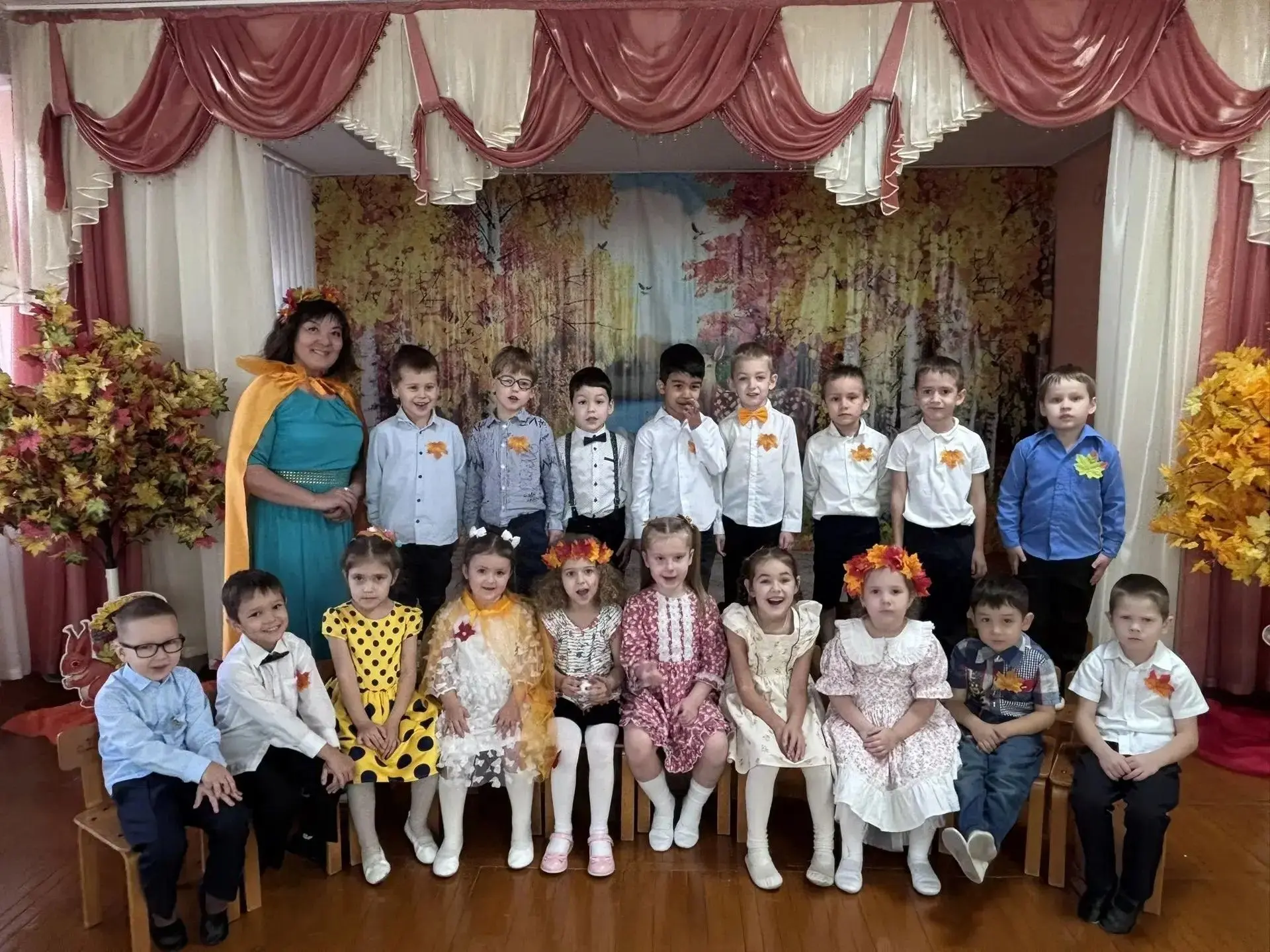 Заглянул сегодня праздник в каждый дом, потому что бродит Осень за окном. Заглянул осен...