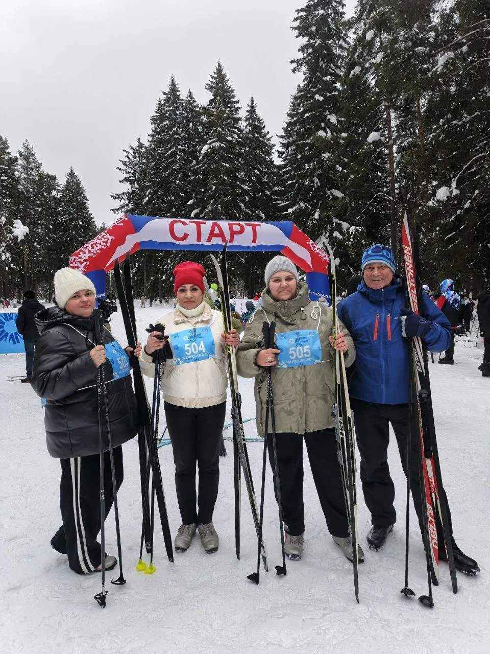 🟣 Захватывающие лыжные гонки: маленькие чемпионы на старте! ⛷️ 🏂❄️ Сегодня наши дошкольники, педагог