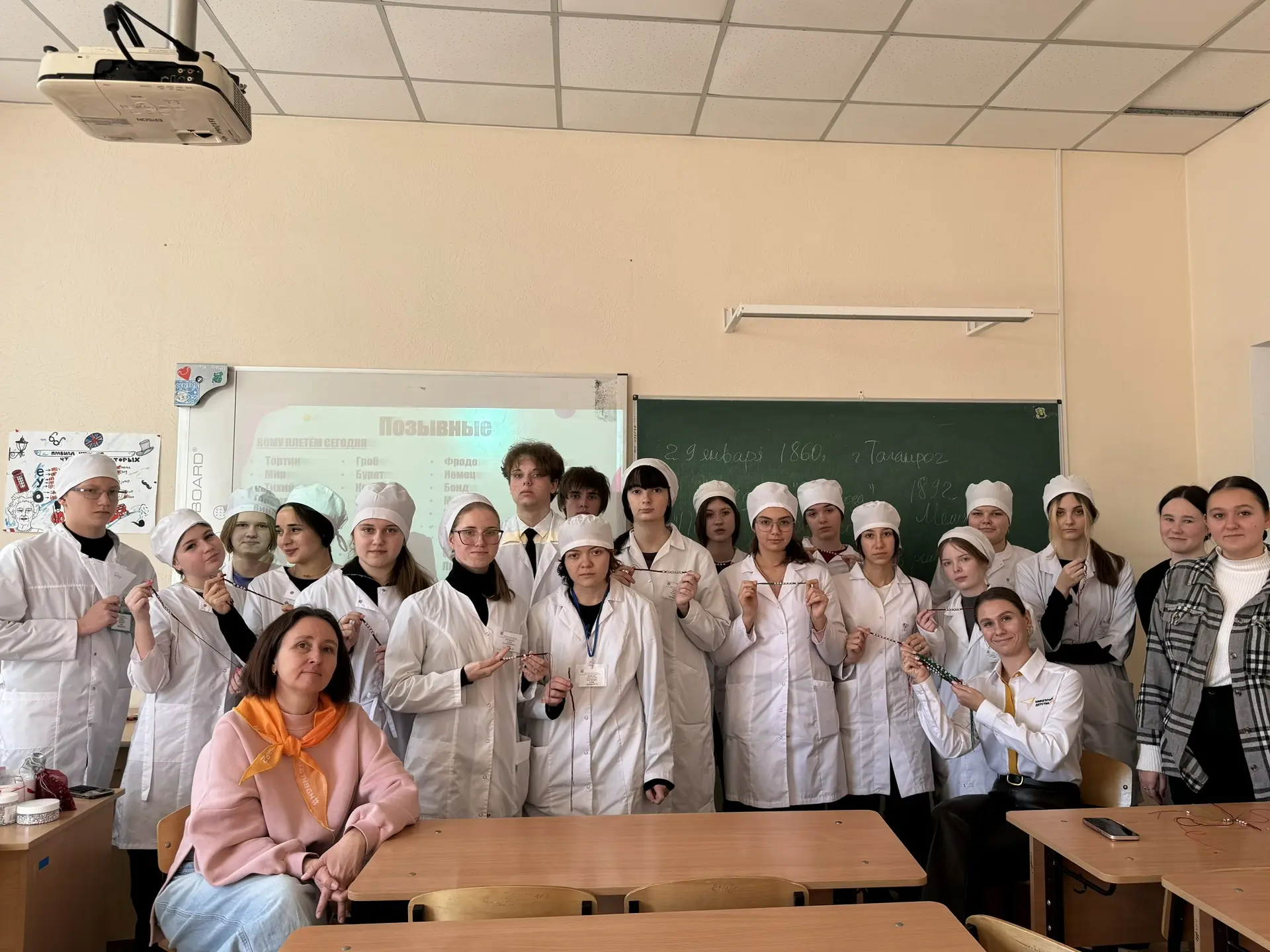 Сплели с любовью ❤

Наши студенты вместе с советником директора по воспитанию провели акцию «Позывно