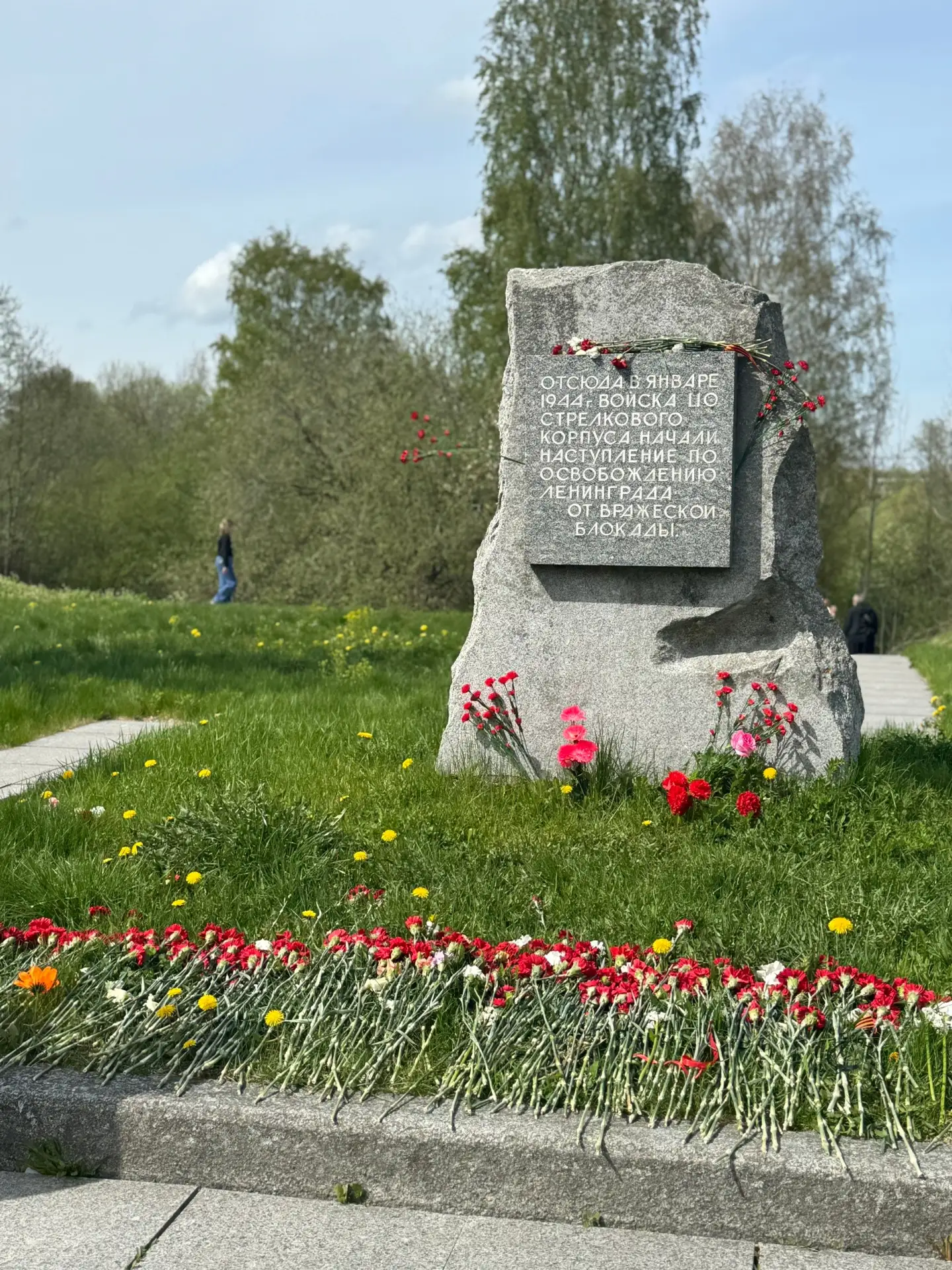 🚌 6В за историей: три точки памяти на карте Победы 🕯️  12 мая наш 6В класс вместе с классным руковод