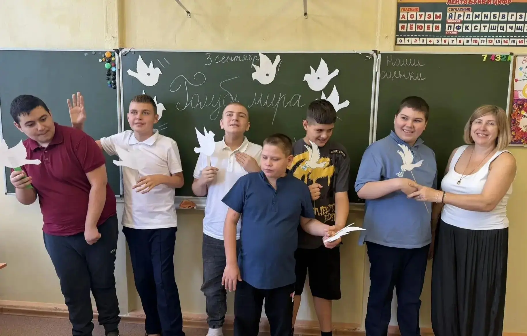 В рамках акции «Голубь мира» в 3 д и 4 в классах прошло внеурочное занятие, посвящённое...