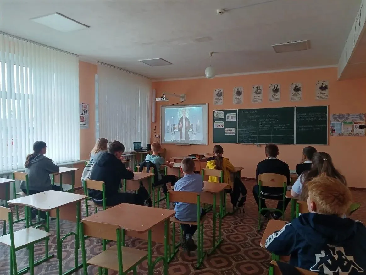 🫶Сегодня в рамках еженедельных занятий «Разговоры о важном» обучающиеся 6–7 классов на...