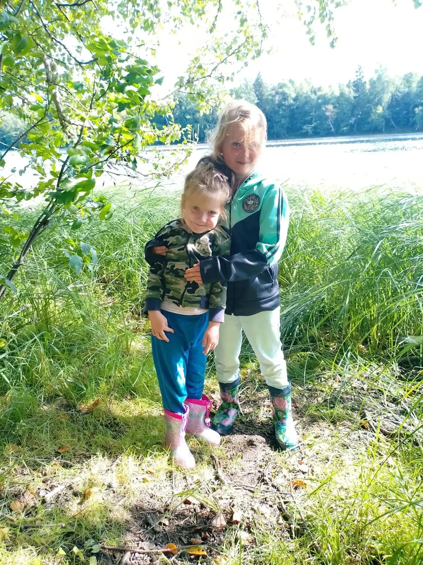 "Моё лето 🌞🌴🏄🎇". Алёна и Настя Гнездовы. Младшая группа 7 и подготовительная группа 8.