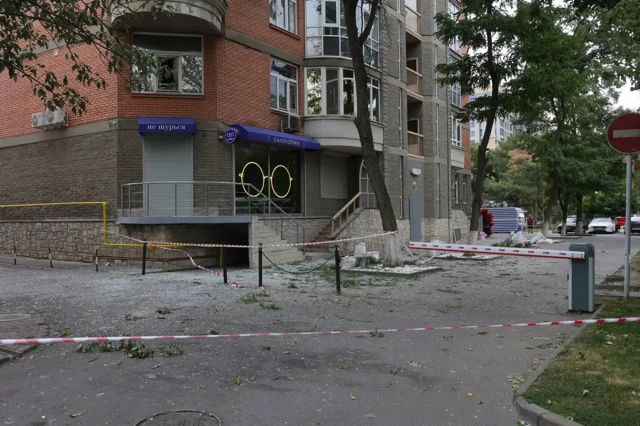 🚨 Юрий Слюсарь побывал на местах падения обломков БПЛА в Ростове и встретился с постра...