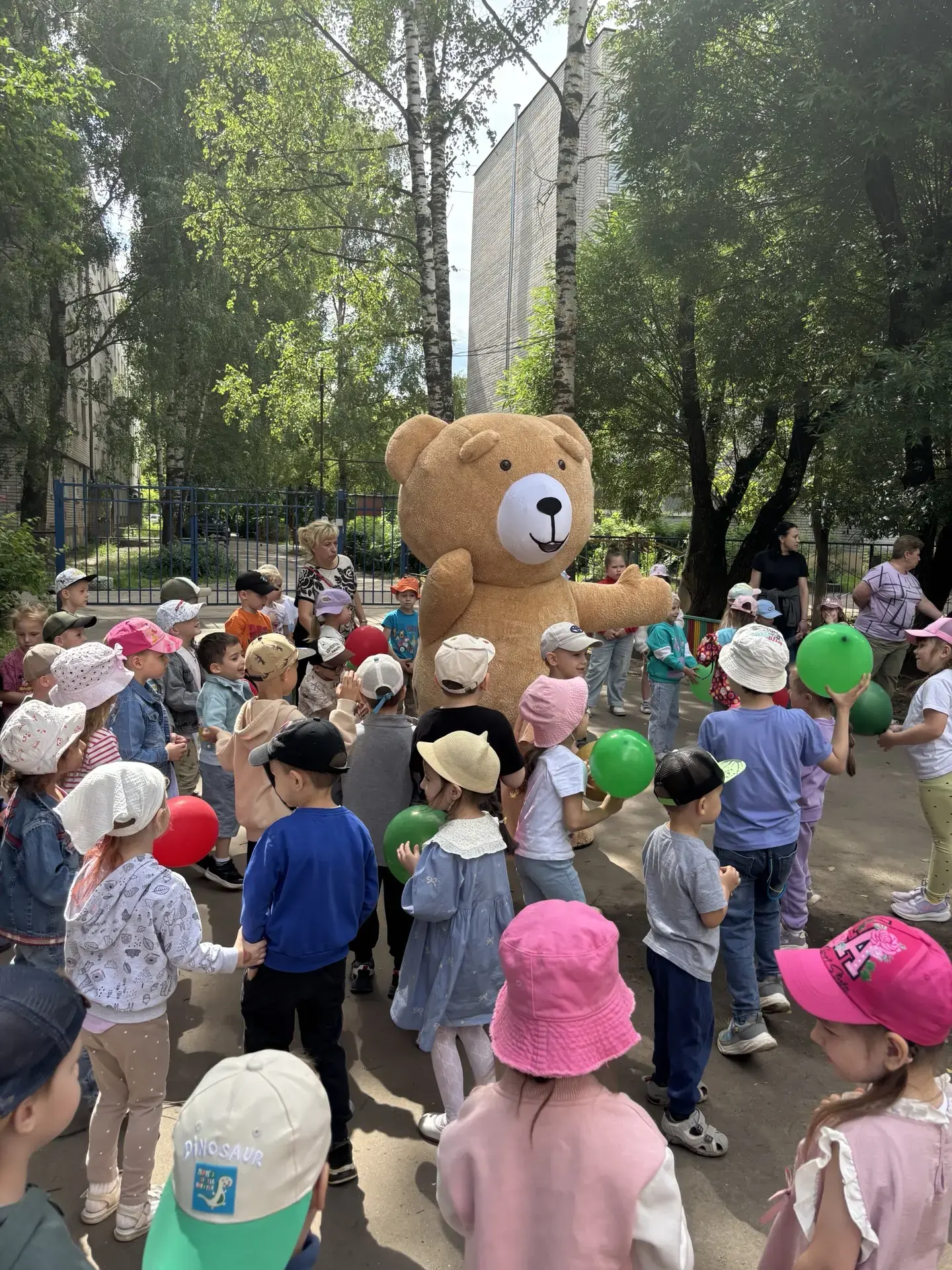 🧸 Праздник «Дружбы» и закрытие летней смены 🌞

В нашем саду прошёл весёлый праздник «Дружбы»: ребя