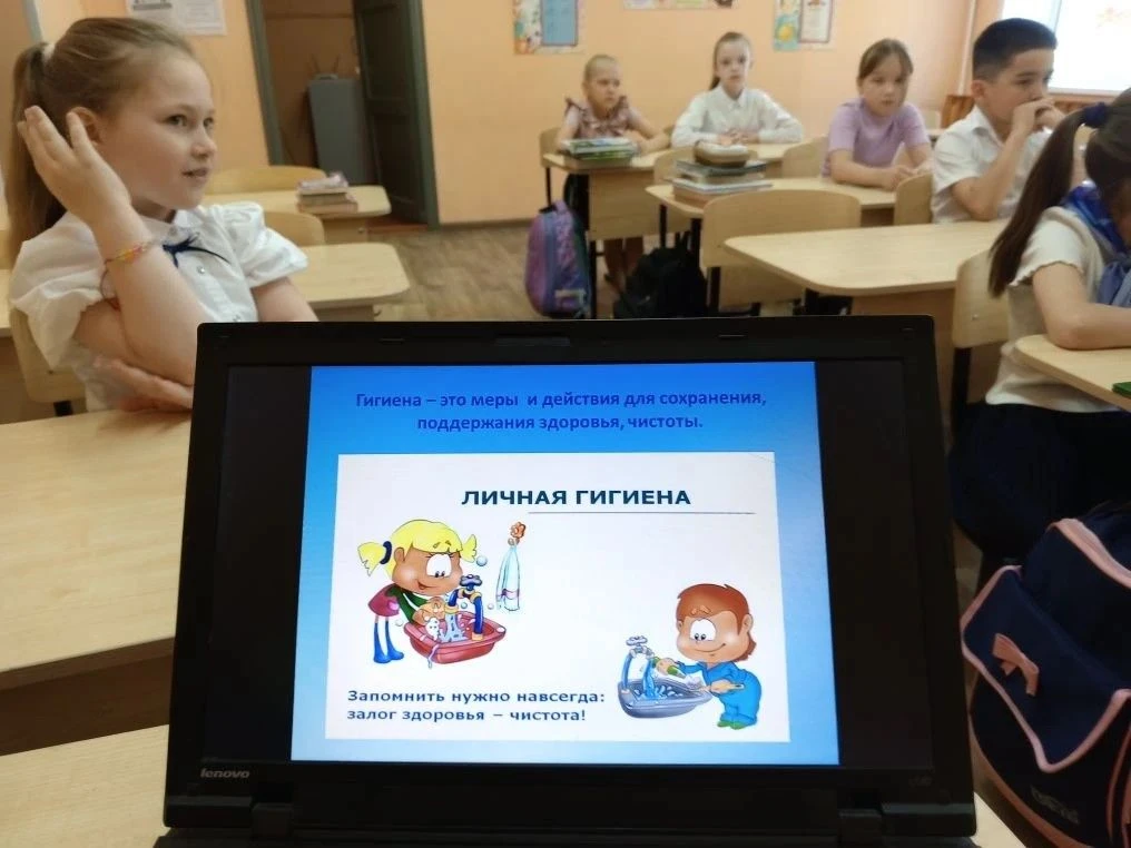 В рамках программы «Мои безопасные каникулы» во 2‑м классе прошёл классный час на тему ...