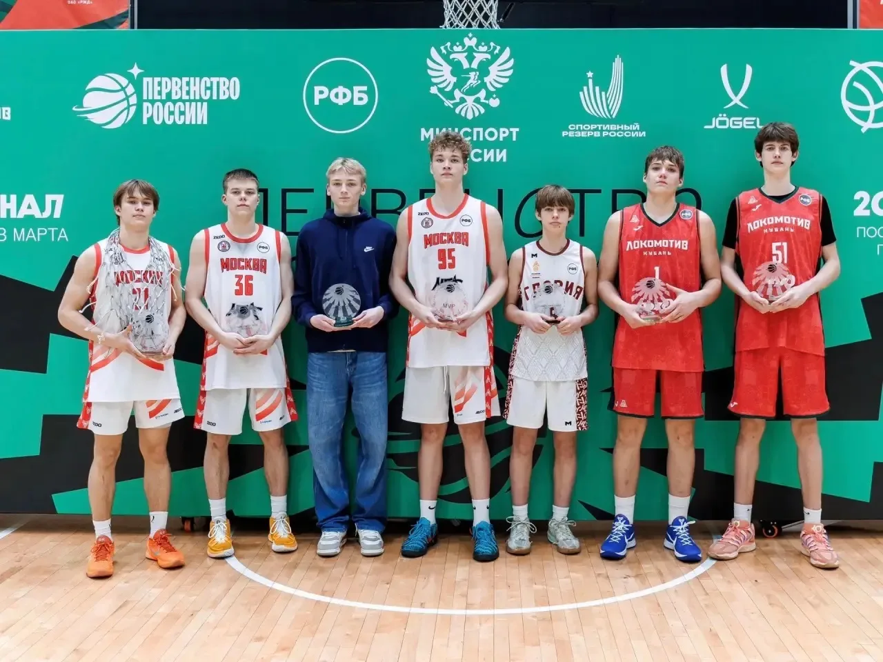 Чемпионы России 🏆  🏀 Наши спортсмены из 9 класса «С» и 10 класса «Б» привезли две медали с Первенств