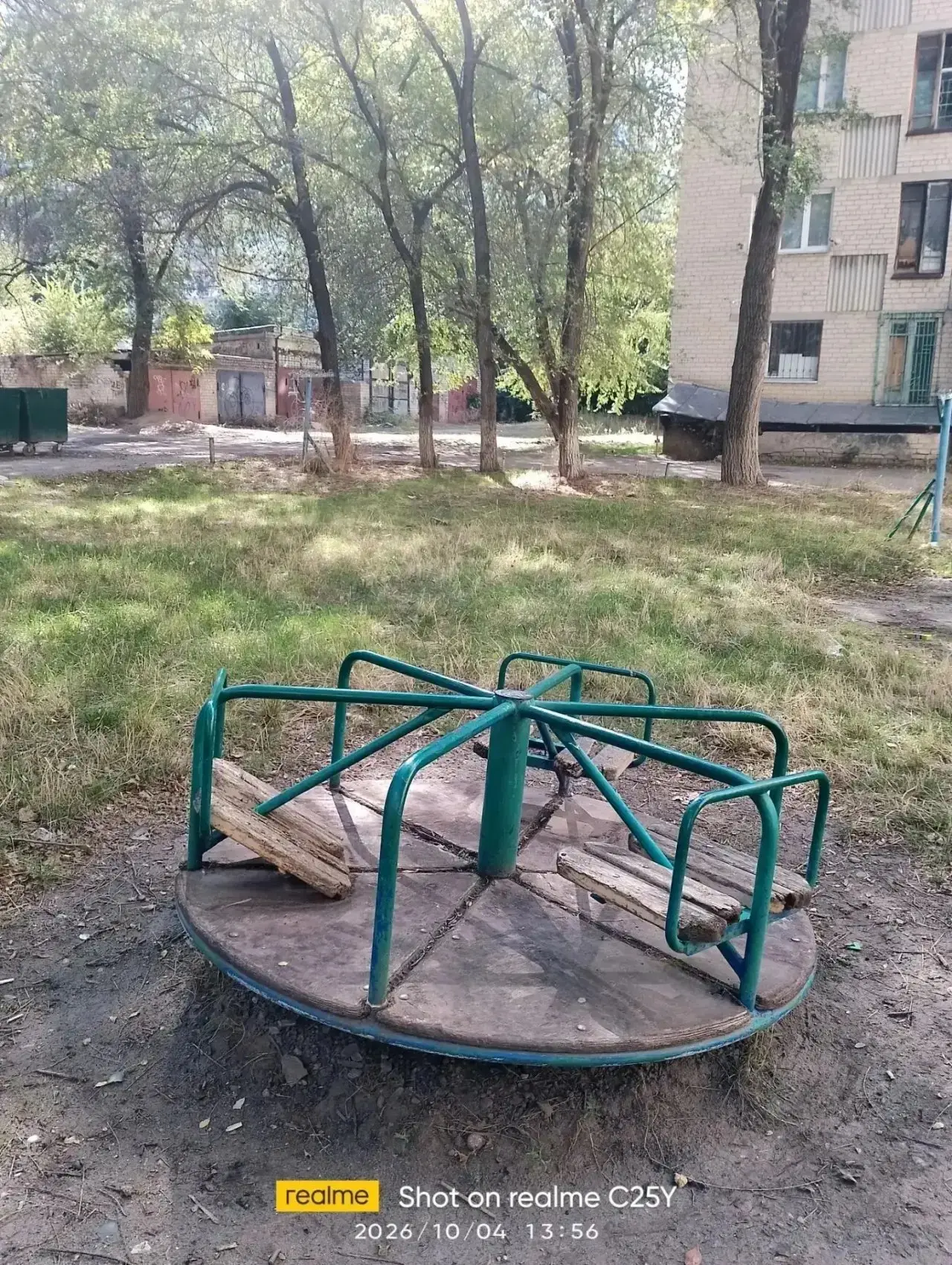 Качели по адресу Гагарина, 59В — это общежития; хотелось бы, чтобы их починили.