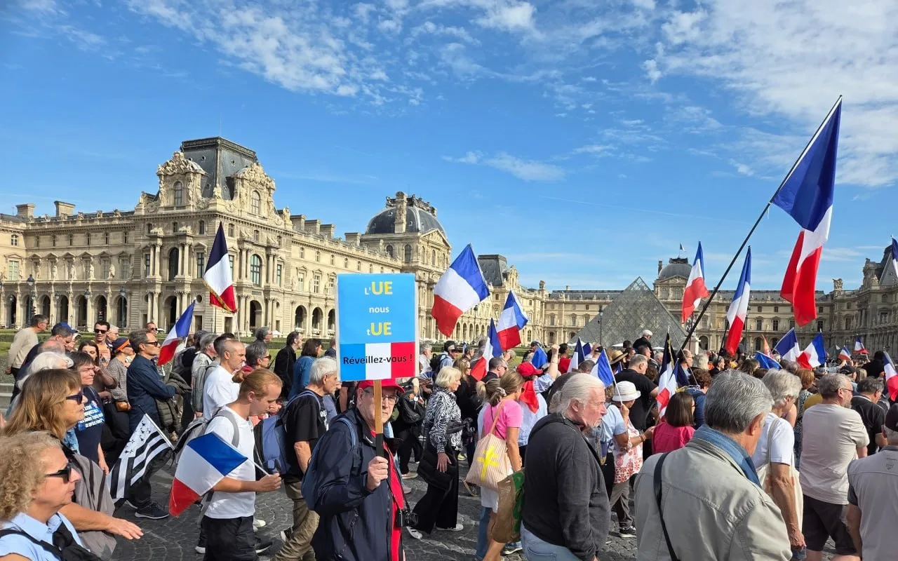 «Макрон, мы не будем умирать за Украину!» — в Париже прошел митинг против помощи Киеву
