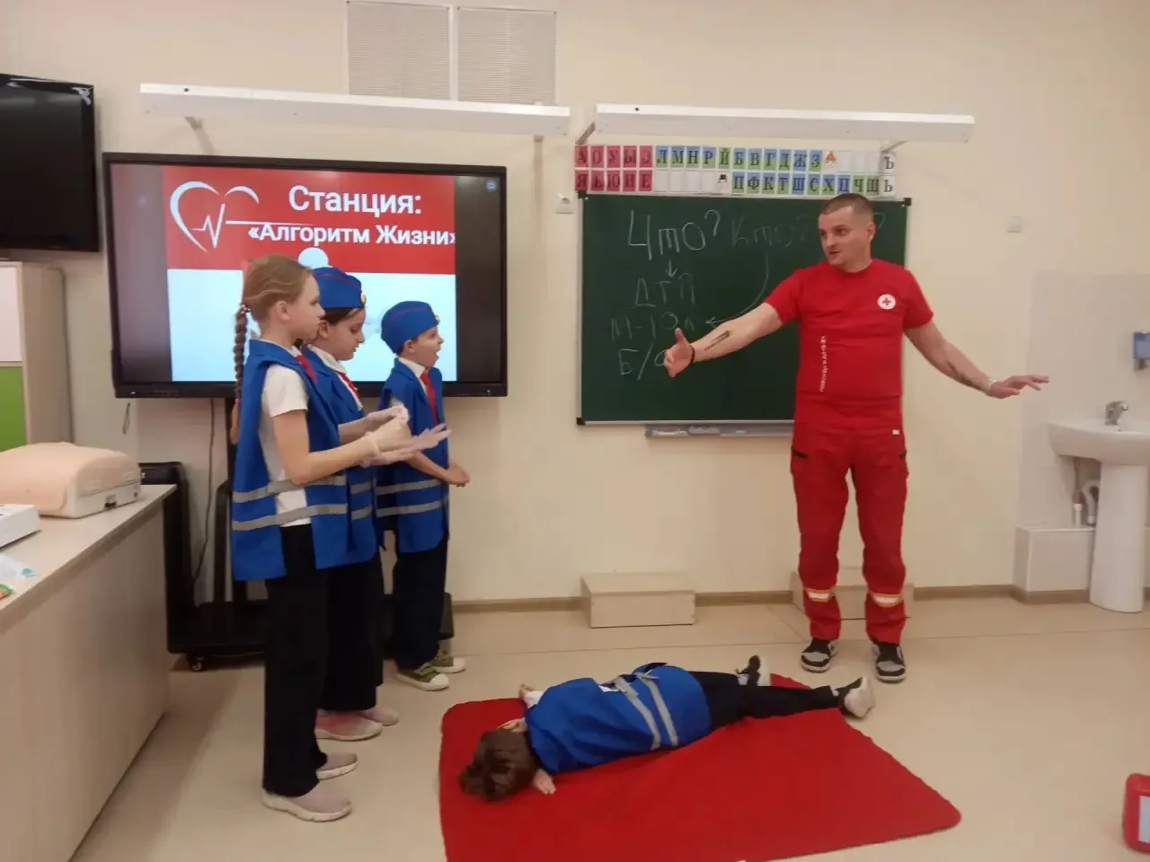 🚦✋ «Дорожный дозор» в действии: безопасность на дорогах и первая помощь!  Отряд ЮИД МАОУ «Школа № 10