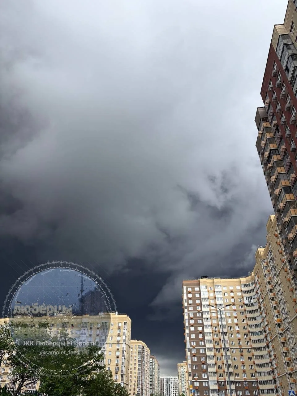 Тем временем пожар в Капотне всё ещё продолжается.