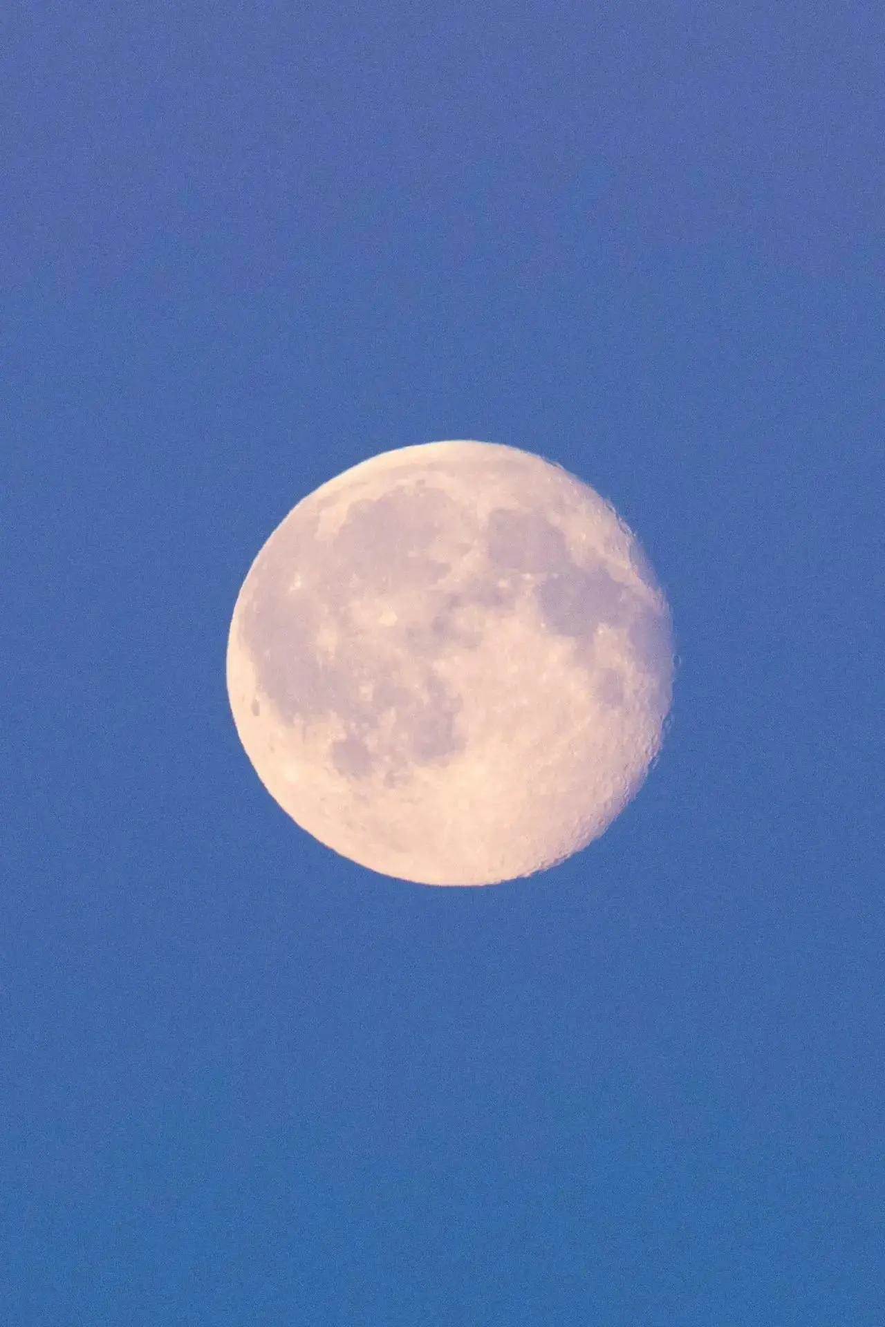 🌕 Первое осеннее полнолуние взошло над самой высокой башней Европы