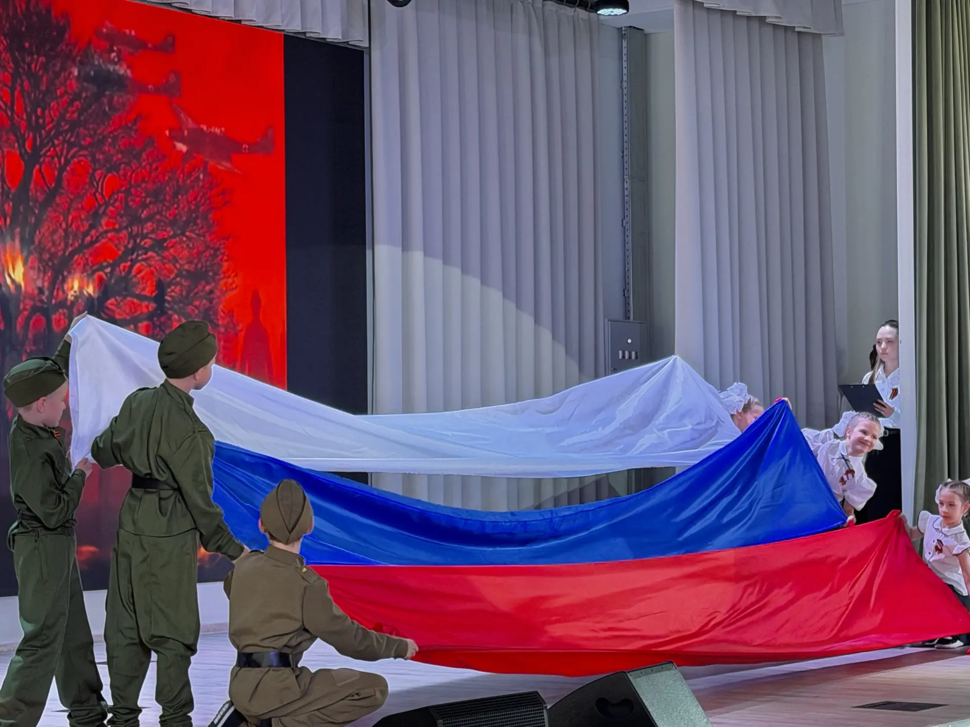Сегодня в нашей школе прошёл концерт, посвящённый 9 мая — Дню Великой Победы! 🌹  Кажется, сегодня в 