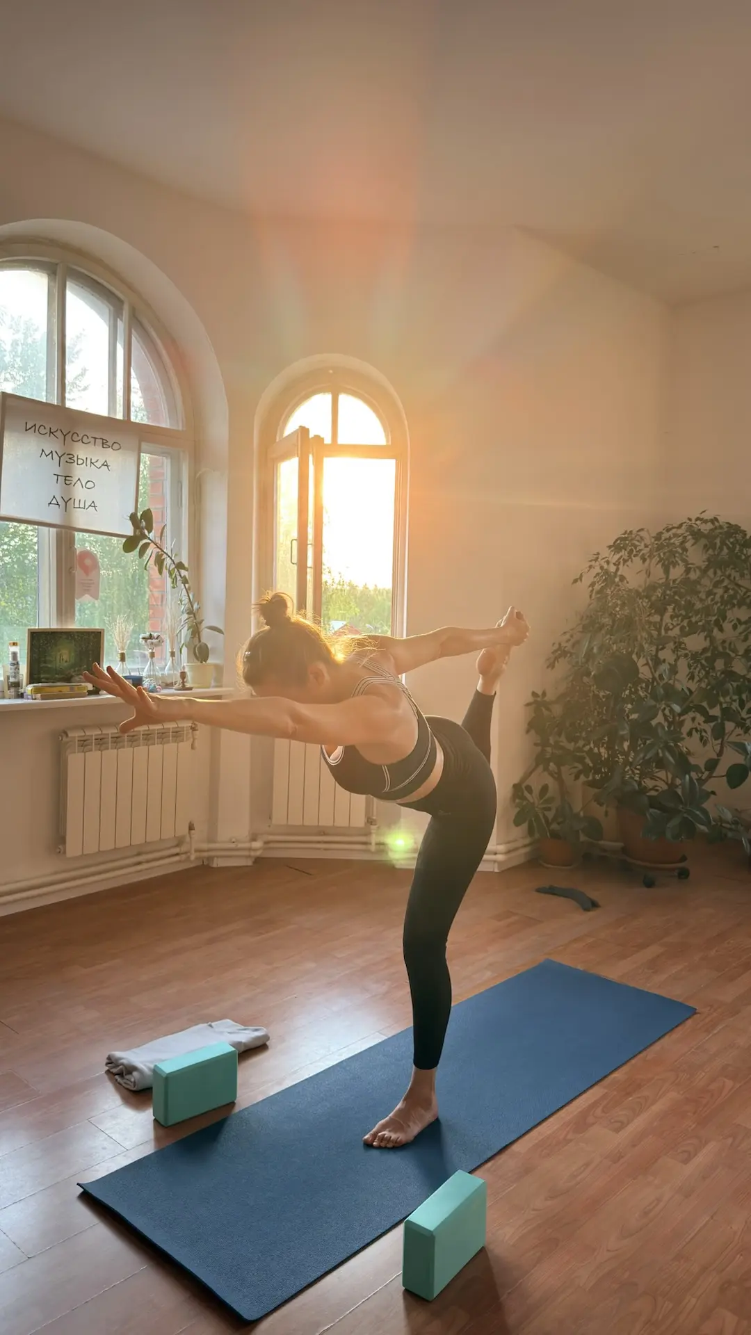 Красивые закаты в нашей студии 🥰 и прекрасная Мария