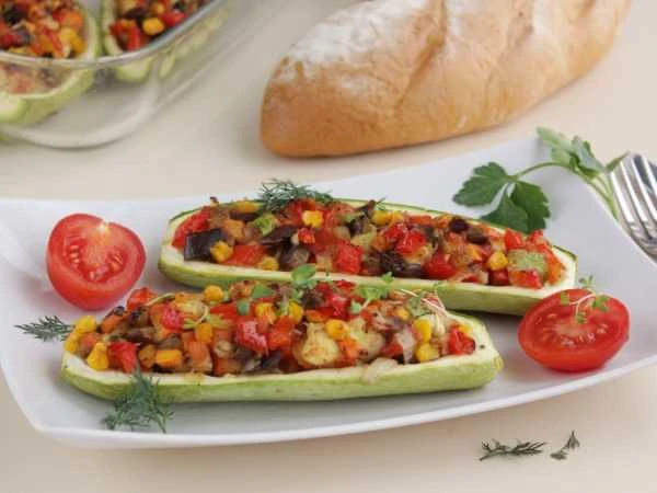 🥒 Кабачки, фаршированные овощами.

Ингредиенты:

• Кабачок – 2 шт.
• Помидор – 1 шт.
• Баклажан – 1